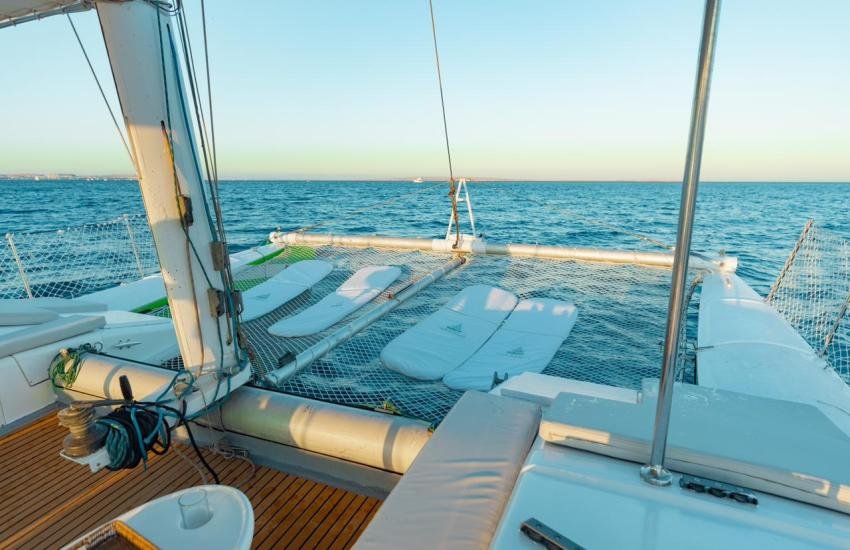Bains de soleil sur un catamaran privé en mer Rouge à Hurghada